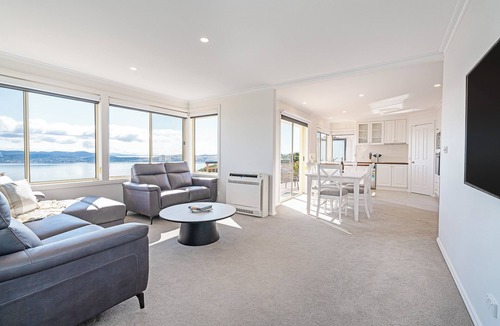 Sandy Bay House | Scenic Sandy Bay Lookout in the Hills