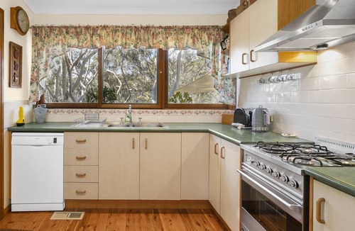 Leura Cottage | Scribbly Gum - Three Bedroom Cottage, Sleeps 6