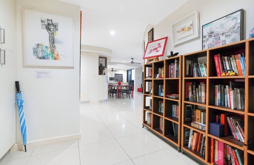Darwin City Centre Apartment | Sea Cave Art Lovers Retreat, Harbour Views + Pool
