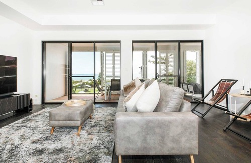 Semaphore House | SEA FOR MILES at Semaphore to relax & unwind