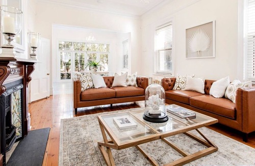 Semaphore House | SEA FRONT GRANDEUR - Beachfront, very close to shops &restaurants.