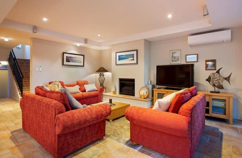 Broadwater House | Sea Vista - Beachside Resort-style Bliss