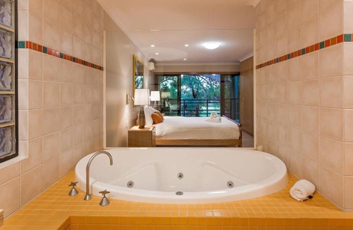 Broadwater House | Sea Vista - Beachside Resort-style Bliss