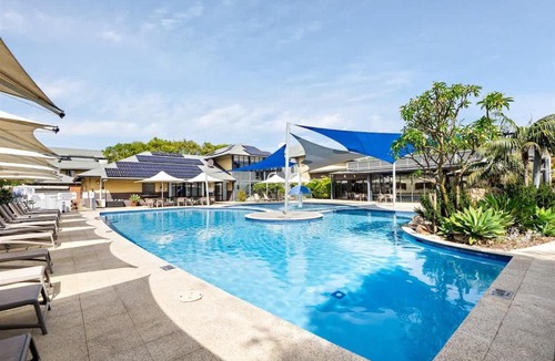 Broadwater House | Sea Vista - Beachside Resort-style Bliss