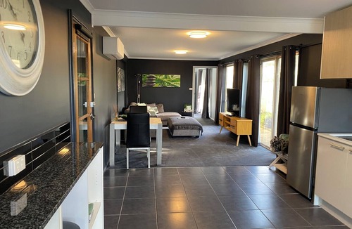 Maslin Beach Apartment | Sea & Wine Couples Retreat