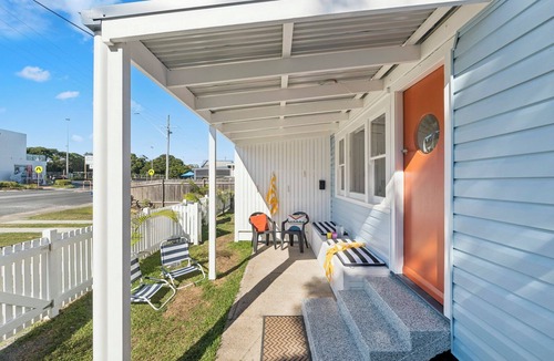 Coffs Harbour Apartment | Seabreeze Macauley's - Retro beach vibes in beachside Pet Friendly