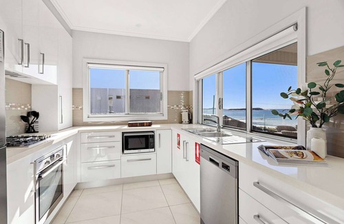 Warilla Apartment | Seabreeze on the Beach "Aura"