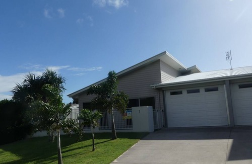 Rainbow Beach Apartment | Seadaze 1 - Rainbow Beach. Gorgeous unit close to the beach. Aircon. Pool. Wifi