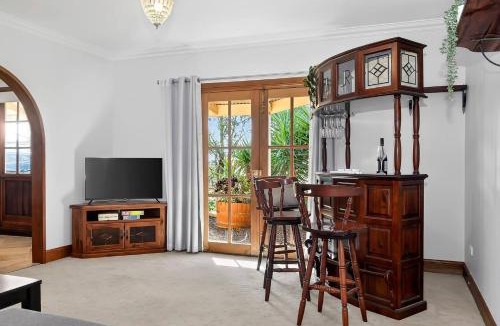 Seaford House | Seaford Haven - Seaside Stay near Dining & Wineries