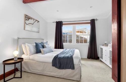 Seaford House | Seaford Haven - Seaside Stay near Dining & Wineries