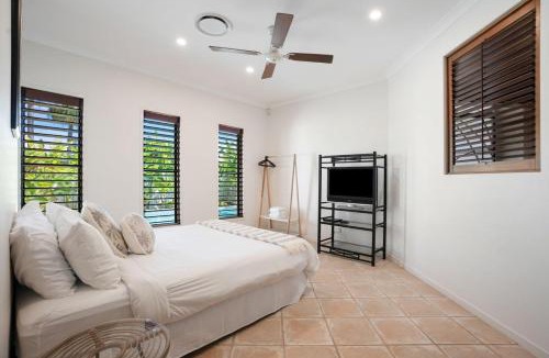 Noosaville House | Seahorse Family & Pooch Friendly Waterfront Home
