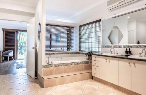 Noosaville House | Seahorse Family & Pooch Friendly Waterfront Home