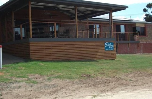 Kingscote House | SeaSee Holiday House - Amazing views