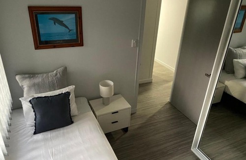 Slade Point Apartment | Seaside Breezes with Wi-fi