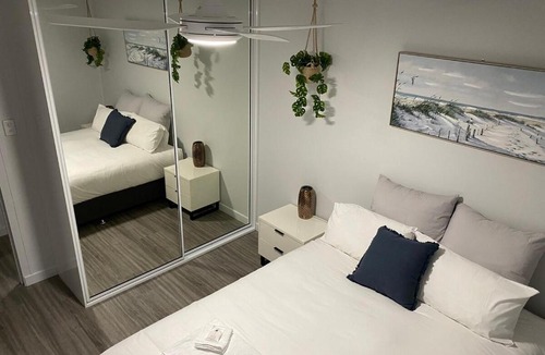 Slade Point Apartment | Seaside Breezes with Wi-fi