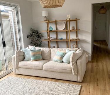Goolwa House | Seaside Daisy 3 Bedrooms 6 Beds
