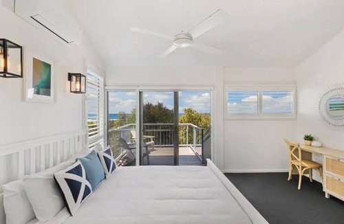 Castaways Beach House | Seaside Home- Direct beach access & pet friendly