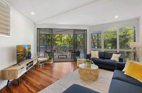 Castaways Beach House | Seaside Home- Direct beach access & pet friendly