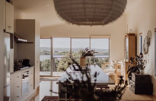Middleton House | Seaside surf haven, pup friendly - Seafarers Lodge