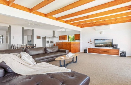 Culburra Beach House | Seaspray - dolphin and whale watching from the verandah