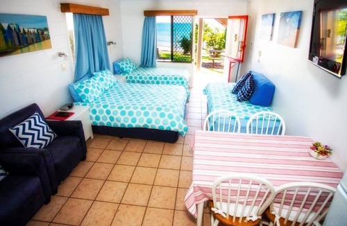 Cooee Bay Hotel | Seaspray Waterfront Holiday Units
