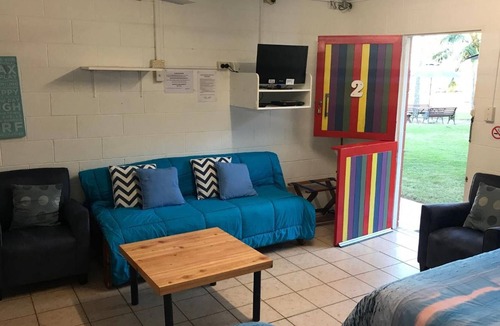 Cooee Bay Hotel | Seaspray Waterfront Holiday Units