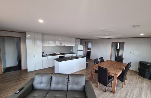 Hobart House | Seaviews Possum | Mt Rumney Escapes