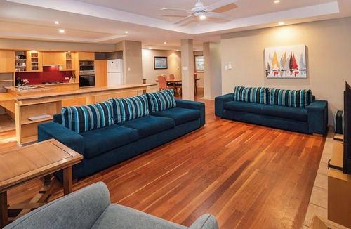 Broadwater Apartment | Sebels Beach Front Bungalow