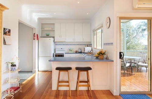 Dunkeld Cottage | Secluded Grampians Cottage with Mountain Views & Wildlife