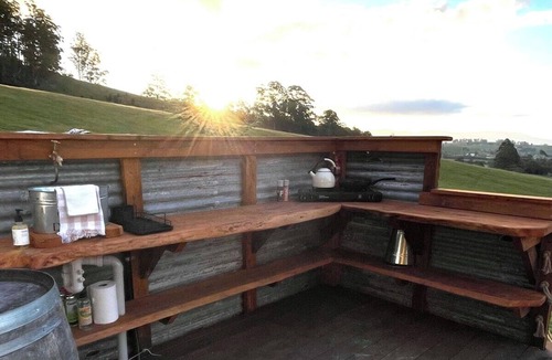 Lilydale RV Rental | Secluded off grid romantic hideaway with stunning views