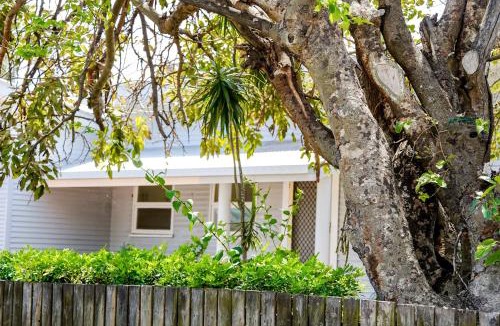Bargara House | Seeside Cottage Bargara - Beach 100m, Pet-Friendly