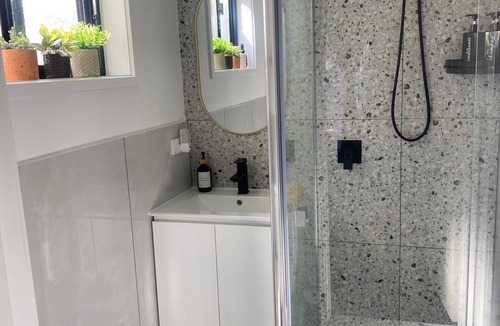 Lynbrook Bed & Breakfast | Self Contained Unit with Ensuite