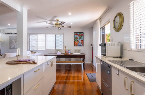 Boondall House | Serene Loft- Close to airport (Free garage parking)