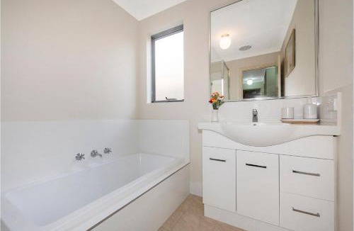 Gosnells Villa | Serene Oasis - 3 Bedroom Getaway
