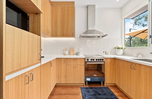 Doncaster East House | Serenity by the Creek - Luxury Retreat