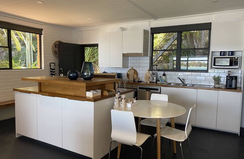 Marks Point Cottage | Serenity by the Lake- Waterfront Sanctuary for Two with Jetty