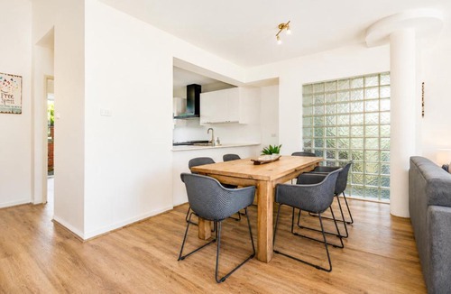 Broadwater House | Serve Up Spring at Abbys Beach Villa
