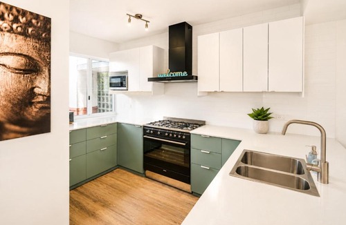 Broadwater House | Serve Up Spring at Abbys Beach Villa