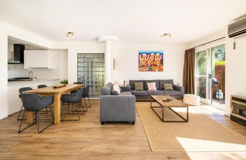 Broadwater House | Serve Up Spring at Abbys Beach Villa