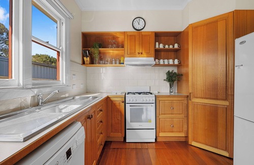 Cowes House | Settle In Retro cottage, Cowes family holiday 10 min walk to beach, FREE WIFI