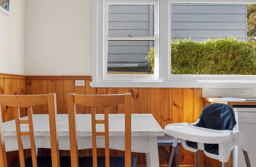 Cowes House | Settle In Retro cottage, Cowes family holiday 10 min walk to beach, FREE WIFI