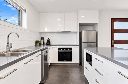 Warrane House | Shackleton’s Villa | Garage | 10min CBD & Airport