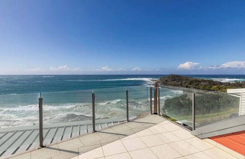 Yamba Apartment | Shadows Residence - Oceanstays - Oceanfront -Pet friendly