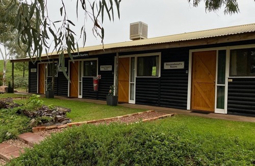 Woolundunga Cabin | Shearer's Quarters (Private Room) - Budget-Friendly, Family Rooms With 1 Double & 2 Single Bunk Beds