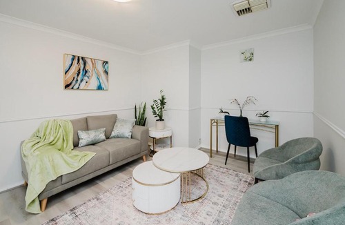 Shelley House | Shelley Riverside Home Near CBD & Airport