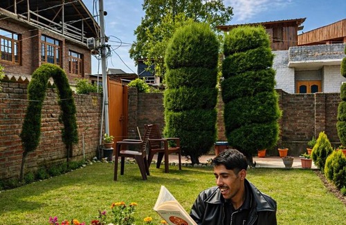 Nishat-Shalimar House | Shesh Bagh Kashmiri Villa near Mughal Gardens and Dal Lake