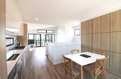 Eden Apartment | Shore break 6: Right at the beach