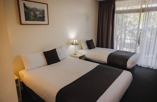 Howrah Hotel | Shoreline Hotel
