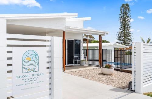 Urangan House | 'Short Break' - Luxurious Coastal Retreat with Pool and BBQ