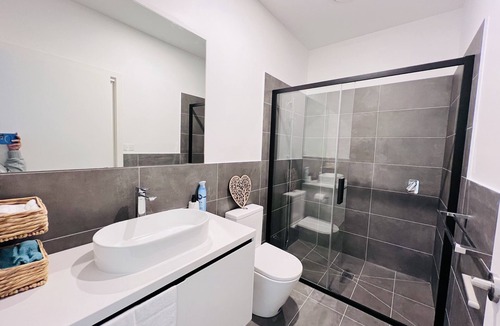 Flemington House | Short walk to Melbourne Showgrounds